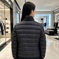 Moncler 蒙口 2026秋冬新品|棒球领轻羽绒夹克 撞色织带领精致点缀,横格均匀锁绒 罗纹收口防风设计,轻便柔和 Moncler 蒙口 2026秋冬新品|棒球领轻羽绒夹克 撞色织带领精致点缀,横格均匀锁绒 罗纹收口防风设计,轻便柔和