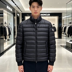 Moncler 蒙口 2026秋冬新品|棒球领轻羽绒夹克 撞色织带领精致点缀,横格均匀锁绒 罗纹收口防风设计,轻便柔和 Moncler 蒙口 2026秋冬新品|棒球领轻羽绒夹克 撞色织带领精致点缀,横格均匀锁绒 罗纹收口防风设计,轻便柔和