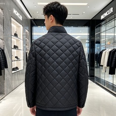 Moncler 蒙口 2026秋冬新品|男士立领菱形格羽绒服 经典菱形衍缝格纹,整体平整不跑棉,质感高级耐看 中式小立领 Moncler 蒙口 2026秋冬新品|男士立领菱形格羽绒服 经典菱形衍缝格纹,整体平整不跑棉,质感高级耐看 中式小立领