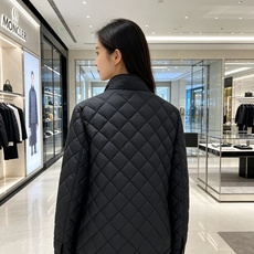 Moncler 蒙口 2026秋冬新品|男士立领菱形格羽绒服 经典菱形衍缝格纹,整体平整不跑棉,质感高级耐看 中式小立领 Moncler 蒙口 2026秋冬新品|男士立领菱形格羽绒服 经典菱形衍缝格纹,整体平整不跑棉,质感高级耐看 中式小立领