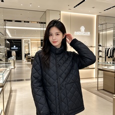 Moncler 蒙口 2026秋冬新品|男士立领菱形格羽绒服 经典菱形衍缝格纹,整体平整不跑棉,质感高级耐看 中式小立领 Moncler 蒙口 2026秋冬新品|男士立领菱形格羽绒服 经典菱形衍缝格纹,整体平整不跑棉,质感高级耐看 中式小立领