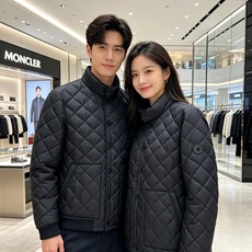 Moncler 蒙口 2026秋冬新品|男士立领菱形格羽绒服 经典菱形衍缝格纹,整体平整不跑棉,质感高级耐看 中式小立领 Moncler 蒙口 2026秋冬新品|男士立领菱形格羽绒服 经典菱形衍缝格纹,整体平整不跑棉,质感高级耐看 中式小立领