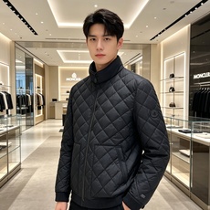 Moncler 蒙口 2026秋冬新品|男士立领菱形格羽绒服 经典菱形衍缝格纹,整体平整不跑棉,质感高级耐看 中式小立领 Moncler 蒙口 2026秋冬新品|男士立领菱形格羽绒服 经典菱形衍缝格纹,整体平整不跑棉,质感高级耐看 中式小立领
