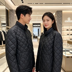Moncler 蒙口 2026秋冬新品|男士立领菱形格羽绒服 经典菱形衍缝格纹,整体平整不跑棉,质感高级耐看 中式小立领 Moncler 蒙口 2026秋冬新品|男士立领菱形格羽绒服 经典菱形衍缝格纹,整体平整不跑棉,质感高级耐看 中式小立领