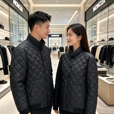 Moncler 蒙口 2026秋冬新品|男士立领菱形格羽绒服 经典菱形衍缝格纹,整体平整不跑棉,质感高级耐看 中式小立领 Moncler 蒙口 2026秋冬新品|男士立领菱形格羽绒服 经典菱形衍缝格纹,整体平整不跑棉,质感高级耐看 中式小立领