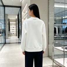 Prada 普拉达 2026秋冬新款休闲圆领空气层卫衣 标志性红色经典logo,辨识度高。采用空气层面料,柔软有型不易变 Prada 普拉达 2026秋冬新款休闲圆领空气层卫衣 标志性红色经典logo,辨识度高。采用空气层面料,柔软有型不易变