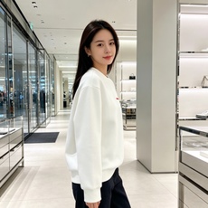 Prada 普拉达 2026秋冬新款休闲圆领空气层卫衣 标志性红色经典logo,辨识度高。采用空气层面料,柔软有型不易变 Prada 普拉达 2026秋冬新款休闲圆领空气层卫衣 标志性红色经典logo,辨识度高。采用空气层面料,柔软有型不易变