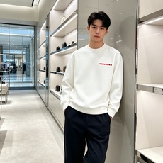 Prada 普拉达 2026秋冬新款休闲圆领空气层卫衣 标志性红色经典logo,辨识度高。采用空气层面料,柔软有型不易变 Prada 普拉达 2026秋冬新款休闲圆领空气层卫衣 标志性红色经典logo,辨识度高。采用空气层面料,柔软有型不易变