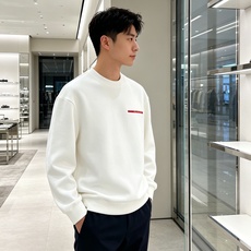 Prada 普拉达 2026秋冬新款休闲圆领空气层卫衣 标志性红色经典logo,辨识度高。采用空气层面料,柔软有型不易变 Prada 普拉达 2026秋冬新款休闲圆领空气层卫衣 标志性红色经典logo,辨识度高。采用空气层面料,柔软有型不易变