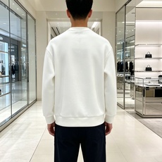 Prada 普拉达 2026秋冬新款休闲圆领空气层卫衣 标志性红色经典logo,辨识度高。采用空气层面料,柔软有型不易变 Prada 普拉达 2026秋冬新款休闲圆领空气层卫衣 标志性红色经典logo,辨识度高。采用空气层面料,柔软有型不易变