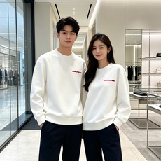 Prada 普拉达 2026秋冬新款休闲圆领空气层卫衣 标志性红色经典logo,辨识度高。采用空气层面料,柔软有型不易变 Prada 普拉达 2026秋冬新款休闲圆领空气层卫衣 标志性红色经典logo,辨识度高。采用空气层面料,柔软有型不易变