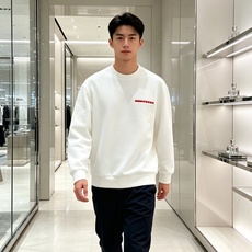 Prada 普拉达 2026秋冬新款休闲圆领空气层卫衣 标志性红色经典logo,辨识度高。采用空气层面料,柔软有型不易变 Prada 普拉达 2026秋冬新款休闲圆领空气层卫衣 标志性红色经典logo,辨识度高。采用空气层面料,柔软有型不易变