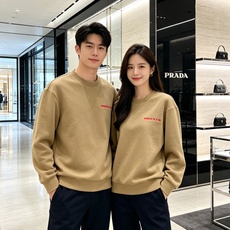 Prada 普拉达 2026秋冬新款休闲圆领空气层卫衣 标志性红色经典logo,辨识度高。采用空气层面料,柔软有型不易变 Prada 普拉达 2026秋冬新款休闲圆领空气层卫衣 标志性红色经典logo,辨识度高。采用空气层面料,柔软有型不易变