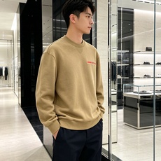 Prada 普拉达 2026秋冬新款休闲圆领空气层卫衣 标志性红色经典logo,辨识度高。采用空气层面料,柔软有型不易变 Prada 普拉达 2026秋冬新款休闲圆领空气层卫衣 标志性红色经典logo,辨识度高。采用空气层面料,柔软有型不易变