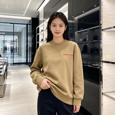 Prada 普拉达 2026秋冬新款休闲圆领空气层卫衣 标志性红色经典logo,辨识度高。采用空气层面料,柔软有型不易变 Prada 普拉达 2026秋冬新款休闲圆领空气层卫衣 标志性红色经典logo,辨识度高。采用空气层面料,柔软有型不易变