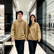 Prada 普拉达 2026秋冬新款休闲圆领空气层卫衣 标志性红色经典logo,辨识度高。采用空气层面料,柔软有型不易变 Prada 普拉达 2026秋冬新款休闲圆领空气层卫衣 标志性红色经典logo,辨识度高。采用空气层面料,柔软有型不易变