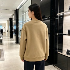 Prada 普拉达 2026秋冬新款休闲圆领空气层卫衣 标志性红色经典logo,辨识度高。采用空气层面料,柔软有型不易变 Prada 普拉达 2026秋冬新款休闲圆领空气层卫衣 标志性红色经典logo,辨识度高。采用空气层面料,柔软有型不易变