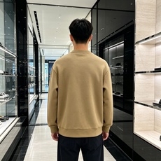 Prada 普拉达 2026秋冬新款休闲圆领空气层卫衣 标志性红色经典logo,辨识度高。采用空气层面料,柔软有型不易变 Prada 普拉达 2026秋冬新款休闲圆领空气层卫衣 标志性红色经典logo,辨识度高。采用空气层面料,柔软有型不易变