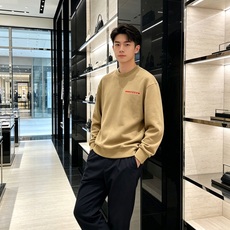 Prada 普拉达 2026秋冬新款休闲圆领空气层卫衣 标志性红色经典logo,辨识度高。采用空气层面料,柔软有型不易变 Prada 普拉达 2026秋冬新款休闲圆领空气层卫衣 标志性红色经典logo,辨识度高。采用空气层面料,柔软有型不易变
