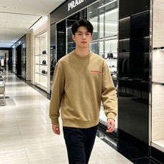 Prada 普拉达 2026秋冬新款休闲圆领空气层卫衣 标志性红色经典logo,辨识度高。采用空气层面料,柔软有型不易变 Prada 普拉达 2026秋冬新款休闲圆领空气层卫衣 标志性红色经典logo,辨识度高。采用空气层面料,柔软有型不易变