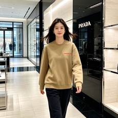Prada 普拉达 2026秋冬新款休闲圆领空气层卫衣 标志性红色经典logo,辨识度高。采用空气层面料,柔软有型不易变 Prada 普拉达 2026秋冬新款休闲圆领空气层卫衣 标志性红色经典logo,辨识度高。采用空气层面料,柔软有型不易变