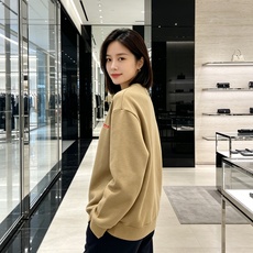 Prada 普拉达 2026秋冬新款休闲圆领空气层卫衣 标志性红色经典logo,辨识度高。采用空气层面料,柔软有型不易变 Prada 普拉达 2026秋冬新款休闲圆领空气层卫衣 标志性红色经典logo,辨识度高。采用空气层面料,柔软有型不易变