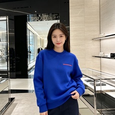Prada 普拉达 2026秋冬新款休闲圆领空气层卫衣 标志性红色经典logo,辨识度高。采用空气层面料,柔软有型不易变 Prada 普拉达 2026秋冬新款休闲圆领空气层卫衣 标志性红色经典logo,辨识度高。采用空气层面料,柔软有型不易变