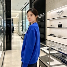 Prada 普拉达 2026秋冬新款休闲圆领空气层卫衣 标志性红色经典logo,辨识度高。采用空气层面料,柔软有型不易变 Prada 普拉达 2026秋冬新款休闲圆领空气层卫衣 标志性红色经典logo,辨识度高。采用空气层面料,柔软有型不易变