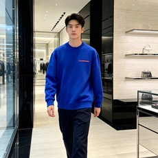 Prada 普拉达 2026秋冬新款休闲圆领空气层卫衣 标志性红色经典logo,辨识度高。采用空气层面料,柔软有型不易变 Prada 普拉达 2026秋冬新款休闲圆领空气层卫衣 标志性红色经典logo,辨识度高。采用空气层面料,柔软有型不易变