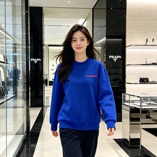 Prada 普拉达 2026秋冬新款休闲圆领空气层卫衣 标志性红色经典logo,辨识度高。采用空气层面料,柔软有型不易变 Prada 普拉达 2026秋冬新款休闲圆领空气层卫衣 标志性红色经典logo,辨识度高。采用空气层面料,柔软有型不易变