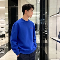 Prada 普拉达 2026秋冬新款休闲圆领空气层卫衣 标志性红色经典logo,辨识度高。采用空气层面料,柔软有型不易变 Prada 普拉达 2026秋冬新款休闲圆领空气层卫衣 标志性红色经典logo,辨识度高。采用空气层面料,柔软有型不易变