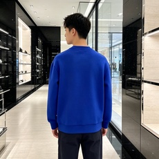 Prada 普拉达 2026秋冬新款休闲圆领空气层卫衣 标志性红色经典logo,辨识度高。采用空气层面料,柔软有型不易变 Prada 普拉达 2026秋冬新款休闲圆领空气层卫衣 标志性红色经典logo,辨识度高。采用空气层面料,柔软有型不易变