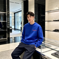 Prada 普拉达 2026秋冬新款休闲圆领空气层卫衣 标志性红色经典logo,辨识度高。采用空气层面料,柔软有型不易变 Prada 普拉达 2026秋冬新款休闲圆领空气层卫衣 标志性红色经典logo,辨识度高。采用空气层面料,柔软有型不易变