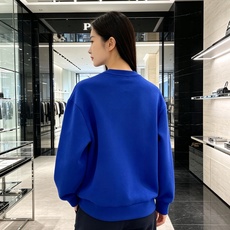 Prada 普拉达 2026秋冬新款休闲圆领空气层卫衣 标志性红色经典logo,辨识度高。采用空气层面料,柔软有型不易变 Prada 普拉达 2026秋冬新款休闲圆领空气层卫衣 标志性红色经典logo,辨识度高。采用空气层面料,柔软有型不易变