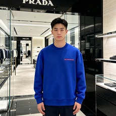 Prada 普拉达 2026秋冬新款休闲圆领空气层卫衣 标志性红色经典logo,辨识度高。采用空气层面料,柔软有型不易变 Prada 普拉达 2026秋冬新款休闲圆领空气层卫衣 标志性红色经典logo,辨识度高。采用空气层面料,柔软有型不易变