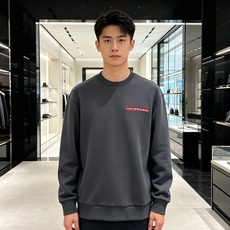 Prada 普拉达 2026秋冬新款休闲圆领空气层卫衣 标志性红色经典logo,辨识度高。采用空气层面料,柔软有型不易变 Prada 普拉达 2026秋冬新款休闲圆领空气层卫衣 标志性红色经典logo,辨识度高。采用空气层面料,柔软有型不易变