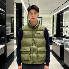 Prada 普拉达2026秋冬专柜同步新品发布,最新工装羽绒马甲出货,原版购入,无论面料及辅料,全部做到了1:1完美复刻 Prada 普拉达2026秋冬专柜同步新品发布,最新工装羽绒马甲出货,原版购入,无论面料及辅料,全部做到了1:1完美复刻