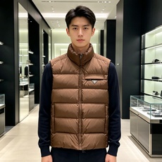 Prada 普拉达2026秋冬专柜同步新品发布,最新款羽绒马甲出货,全部原版购入,今年最新色,无论面料和辅料,真正做到了 Prada 普拉达2026秋冬专柜同步新品发布,最新款羽绒马甲出货,全部原版购入,今年最新色,无论面料和辅料,真正做到了