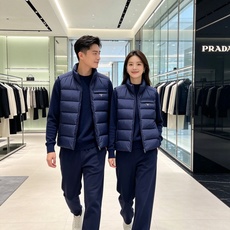 Prada 普拉达2026秋冬专柜同步新品发布,最新款羽绒马甲出货,全部原版购入,今年最新色,无论面料和辅料,真正做到了 Prada 普拉达2026秋冬专柜同步新品发布,最新款羽绒马甲出货,全部原版购入,今年最新色,无论面料和辅料,真正做到了