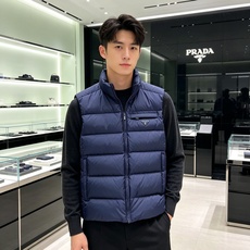 Prada 普拉达2026秋冬专柜同步新品发布,最新款羽绒马甲出货,全部原版购入,今年最新色,无论面料和辅料,真正做到了 Prada 普拉达2026秋冬专柜同步新品发布,最新款羽绒马甲出货,全部原版购入,今年最新色,无论面料和辅料,真正做到了