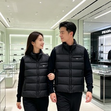 Prada 普拉达2026秋冬专柜同步新品发布,最新款羽绒马甲出货,全部原版购入,今年最新色,无论面料和辅料,真正做到了 Prada 普拉达2026秋冬专柜同步新品发布,最新款羽绒马甲出货,全部原版购入,今年最新色,无论面料和辅料,真正做到了