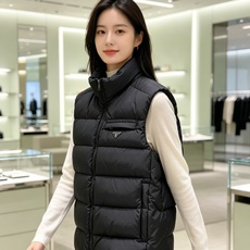 Prada 普拉达2026秋冬专柜同步新品发布,最新款羽绒马甲出货,全部原版购入,今年最新色,无论面料和辅料,真正做到了 Prada 普拉达2026秋冬专柜同步新品发布,最新款羽绒马甲出货,全部原版购入,今年最新色,无论面料和辅料,真正做到了