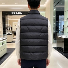 Prada 普拉达2026秋冬专柜同步新品发布,最新款羽绒马甲出货,全部原版购入,今年最新色,无论面料和辅料,真正做到了 Prada 普拉达2026秋冬专柜同步新品发布,最新款羽绒马甲出货,全部原版购入,今年最新色,无论面料和辅料,真正做到了