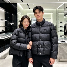 Prada 普拉达2026秋冬专柜同步新品发布,最新款羽绒服出货,全部原版购入,今年最新色,无论面料和辅料,真正做到了1 Prada 普拉达2026秋冬专柜同步新品发布,最新款羽绒服出货,全部原版购入,今年最新色,无论面料和辅料,真正做到了1