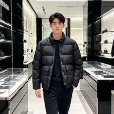Prada 普拉达2026秋冬专柜同步新品发布,最新款羽绒服出货,全部原版购入,今年最新色,无论面料和辅料,真正做到了1 Prada 普拉达2026秋冬专柜同步新品发布,最新款羽绒服出货,全部原版购入,今年最新色,无论面料和辅料,真正做到了1