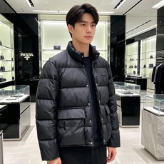Prada 普拉达2026秋冬专柜同步新品发布,最新款羽绒服出货,全部原版购入,今年最新色,无论面料和辅料,真正做到了1 Prada 普拉达2026秋冬专柜同步新品发布,最新款羽绒服出货,全部原版购入,今年最新色,无论面料和辅料,真正做到了1