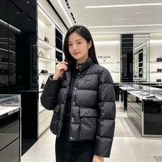 Prada 普拉达2026秋冬专柜同步新品发布,最新款羽绒服出货,全部原版购入,今年最新色,无论面料和辅料,真正做到了1 Prada 普拉达2026秋冬专柜同步新品发布,最新款羽绒服出货,全部原版购入,今年最新色,无论面料和辅料,真正做到了1