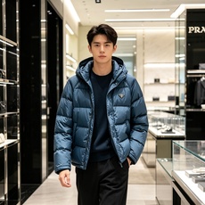 Prada&普拉达FW2026秋冬新款羽绒服。柜子在售款,一件难求。采用定制防风防雨面料,抗皱立挺有型,软糯亲肤,上身舒 Prada&普拉达FW2026秋冬新款羽绒服。柜子在售款,一件难求。采用定制防风防雨面料,抗皱立挺有型,软糯亲肤,上身舒