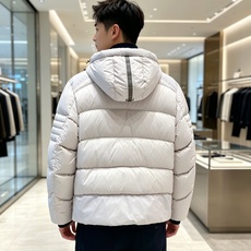 Canada Goose(加拿大鹅) FW2026新款羽绒服。连帽设计,男女同款,时尚感满满。采用定制面料,防风防雨,保 Canada Goose(加拿大鹅) FW2026新款羽绒服。连帽设计,男女同款,时尚感满满。采用定制面料,防风防雨,保