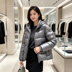 Moncler 蒙口2026秋冬新品发布,蒙口最新款亮光羽绒出货,柜上同步,面料及辅料全部订制,帽子可脱卸,面料涂层有股 Moncler 蒙口2026秋冬新品发布,蒙口最新款亮光羽绒出货,柜上同步,面料及辅料全部订制,帽子可脱卸,面料涂层有股